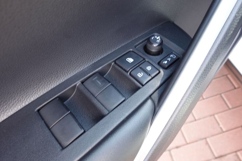 Toyota Corolla Cross 2,0 HEV Comfort FWD - fotka 10 z 28