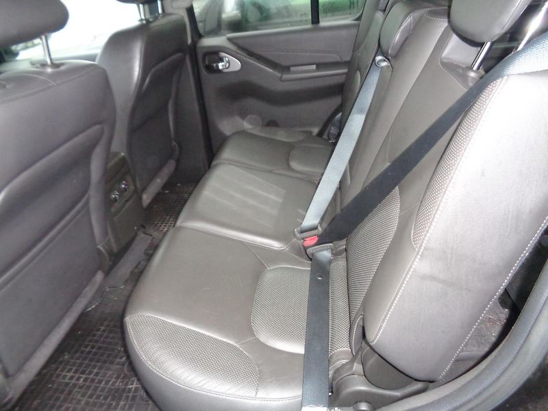 Nissan Pathfinder 3,0 - fotka 9 z 16