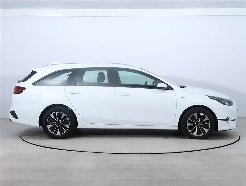 Kia Ceed (2024) 1.5 T-GDI - fotka 6 z 22