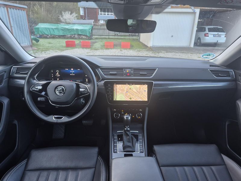 Škoda Superb Combi 2,0TDi DSG 110kw 17ALU - fotka 10 z 44