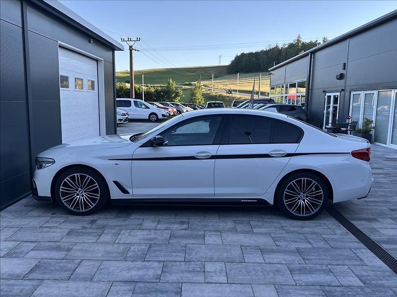BMW Řada 5 3,0 530d 265PS  M Performance - fotka 11 z 54