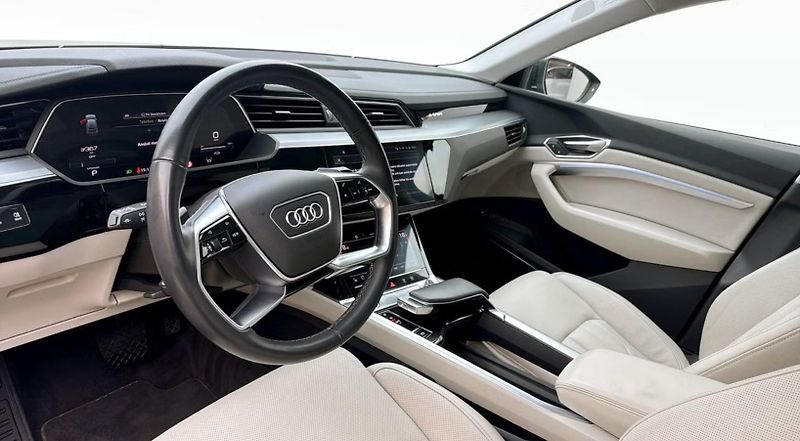 Audi Q8 e-tron SB 55 Q 360k Pano Taž Bílý in. - fotka 7 z 25