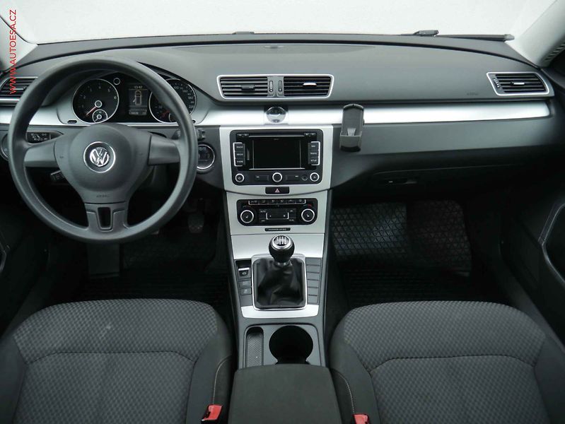 Volkswagen Passat (2011) 1.4TSi, AC, tempo, navi - fotka 8 z 13