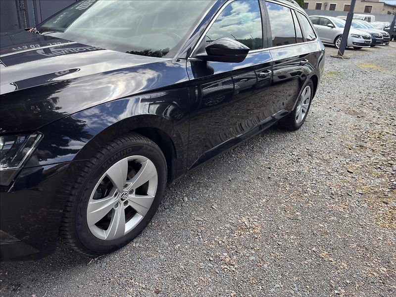 Škoda Superb 2,0 TDi DSG  NAVI BIXEN ACC AL - fotka 41 z 50