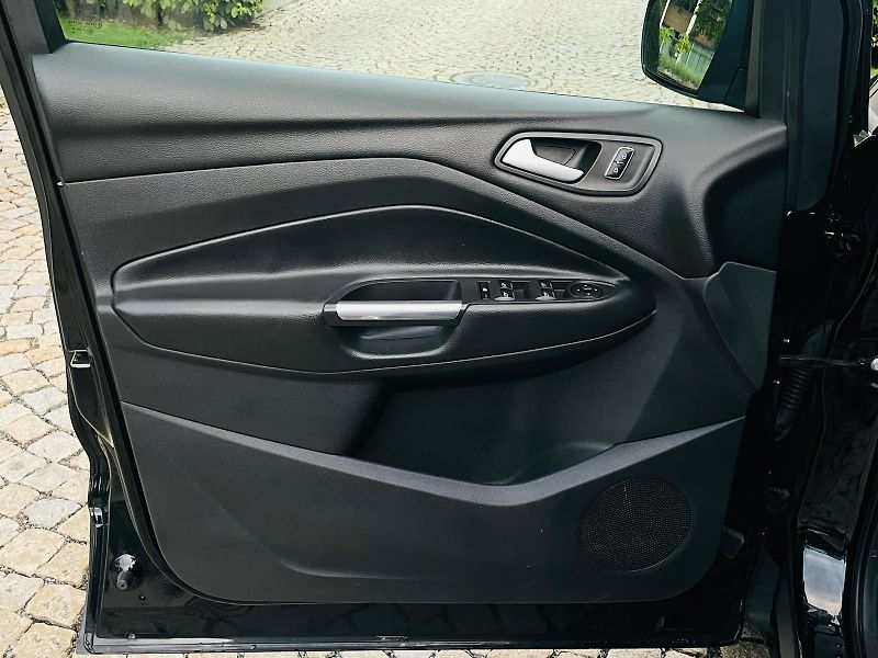 Ford Kuga 2.0TDCi 4x4 MAN TAŽNÉ SERVISKA - fotka 31 z 47