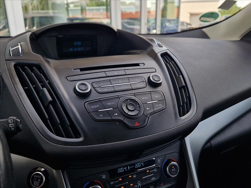 Ford Kuga 1,5 i EB 88kW AC VÝHŘEV NOVSTK - fotka 25 z 36