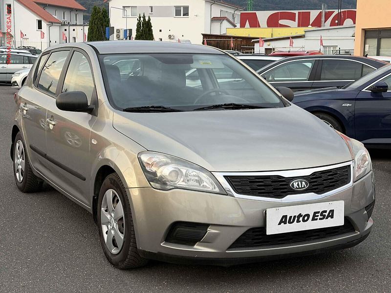 Kia Ceed (2011) 1.4 CVVT, ČR, AC, park.asist - fotografie inzerátu