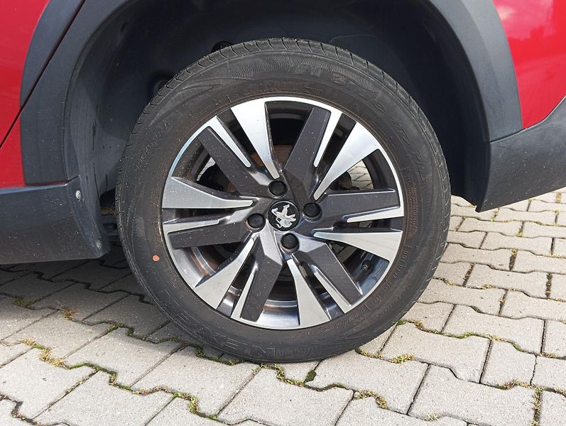 Peugeot 2008 (2018) ALLURE 130k MAN6 - fotka 12 z 27