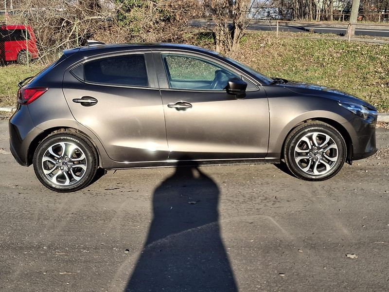 Mazda 2 1.5 benzin 66 kw max. výbava - fotka 11 z 30