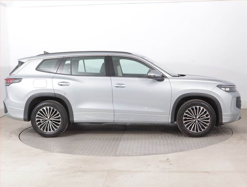 Volkswagen Tayron (2025) 1.5 eTSI - fotka 6 z 21
