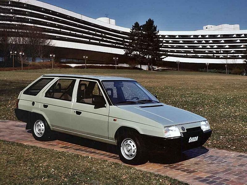 Škoda Favorit a Škoda Superb.