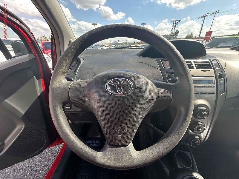 Toyota Yaris (2009) 1.0i - fotka 11 z 15