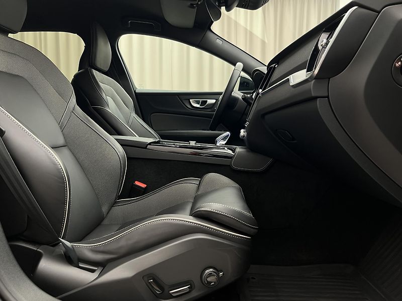 Volvo V60 T6 AWD DARK PLUS RECHARGE AUT - fotka 19 z 48