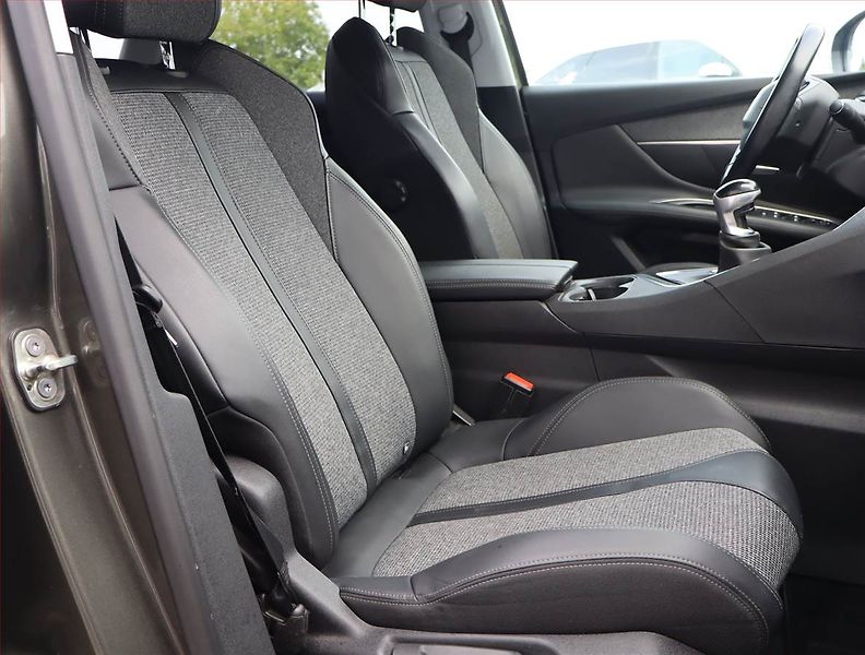 Peugeot 3008 (2019) Allure 1.2 PureTech - fotka 9 z 16