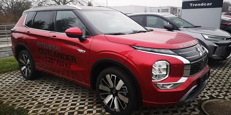 Mitsubishi Outlander 2.4 PHEV INSTYLE 4WD NOVÝ VŮZ - fotka 2 z 11