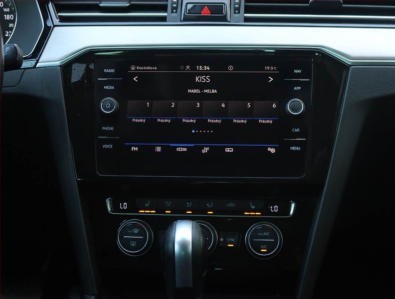Volkswagen Passat (2020) 1.5 TSI, Automat, Kůže, Navi - fotka 12 z 19