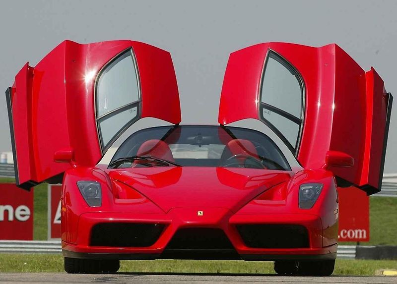 Enzo Ferrari, přezdívaný il Commendatore, byl známý svou soutěživostí a neochotou dělat kompromisy v kvalitě svých vozů.