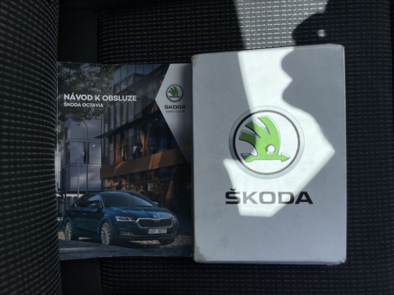 Škoda Octavia 2,0 TDI Ambition Plus LED+PDC - fotka 19 z 23