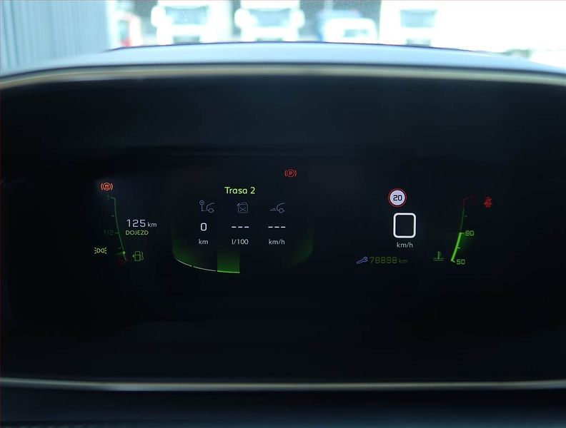 Peugeot 2008 (2020) 1.2 PureTech, Kůže, Tempomat - fotka 11 z 21