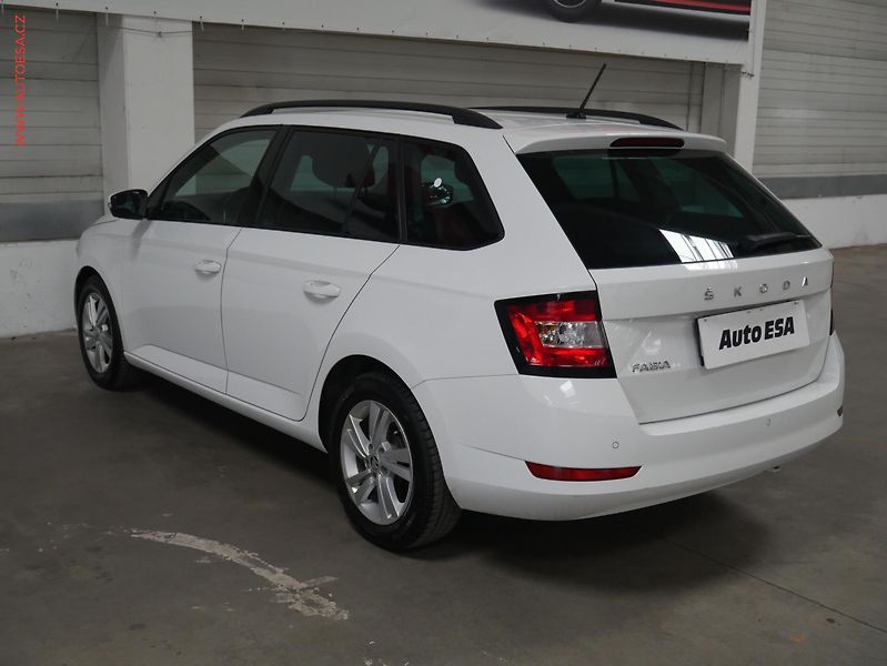 Škoda Fabia (2022) 1.0 TSi, ČR, Ambition, zámek - fotka 4 z 19