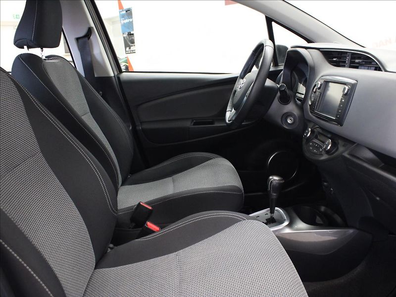 Toyota Yaris 1,5 i Hybrid Comfort At. - fotka 12 z 31