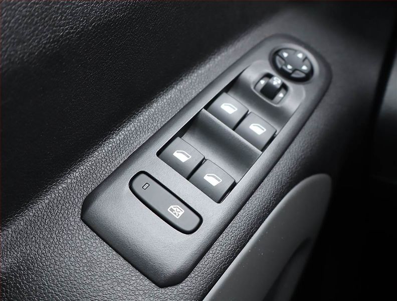 Citroën Berlingo (2020) Feel 1.5 BlueHDi, 5Míst, SR - fotka 15 z 17