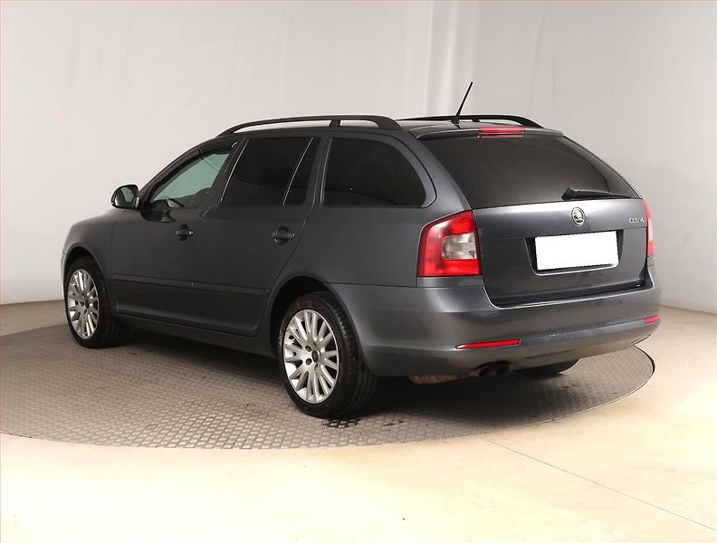 Škoda Octavia (2010) Elegance 2.0 TDI, Xenony - fotka 4 z 15