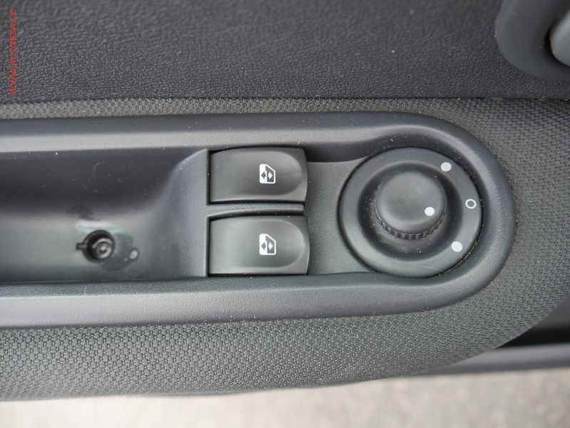 Renault Clio (2011) 1.2i, AC, temp - fotka 16 z 18