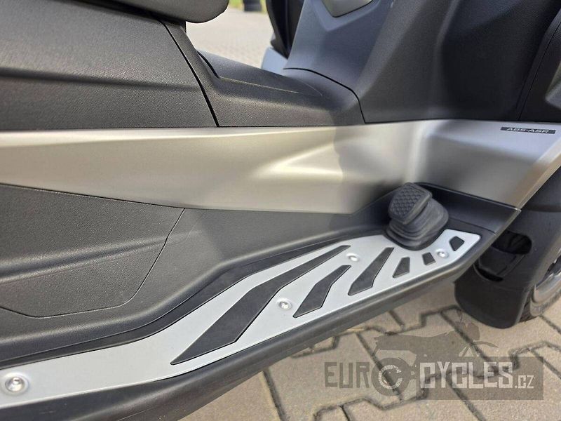Piaggio MP3 530 Exclusive (2024) - fotka 6 z 20