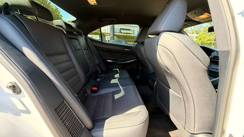 Lexus IS 300h 300H 2,5 F SPORT PLUS - fotka 23 z 26