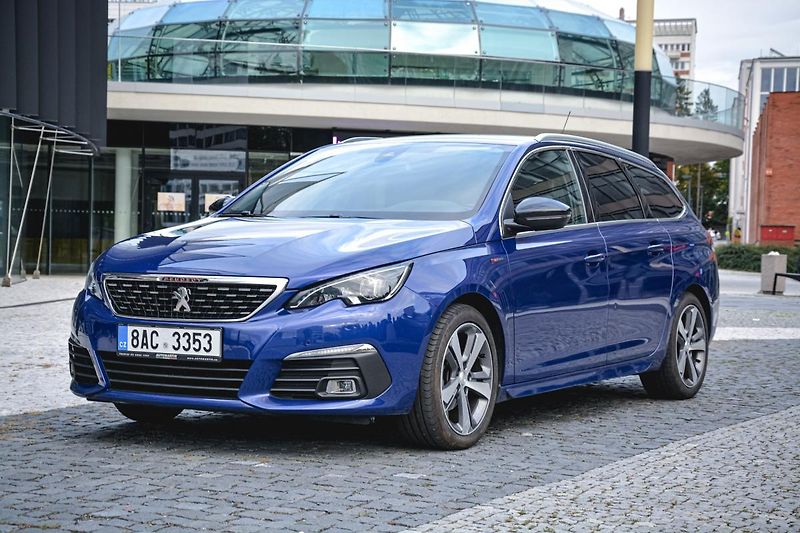 Peugeot 308 (2020) GT NAVI1.5 BlueHDi ČR 1MAJITEL - fotka 1 z 33