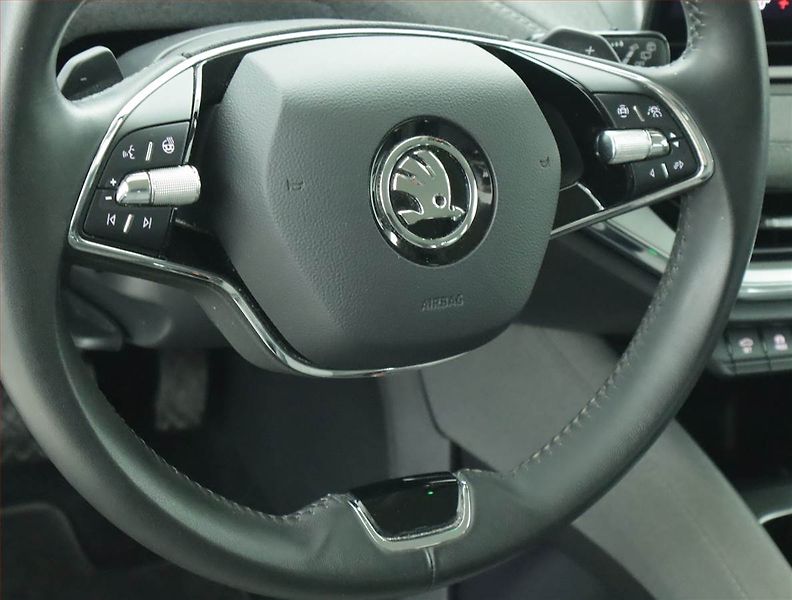 Škoda Enyaq (2023) Suite iV 60 (62 kWh), SoH 90% - fotka 17 z 22