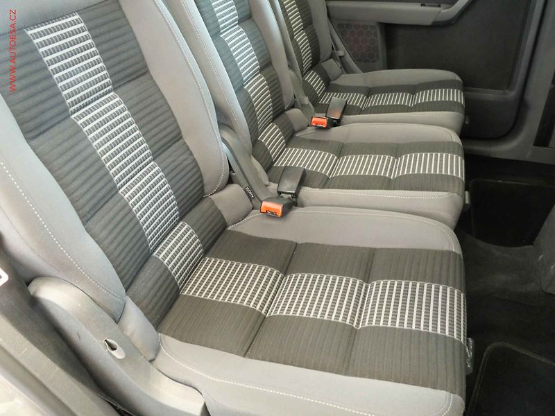 Volkswagen Touran (2008) 1.6i - fotka 13 z 22