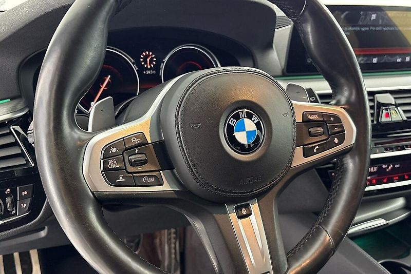 BMW Řada 5 540d xDrive - fotka 18 z 27