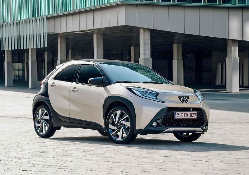 Každé desáté prodané auto u nás mělo vloni logo Škody Octavia