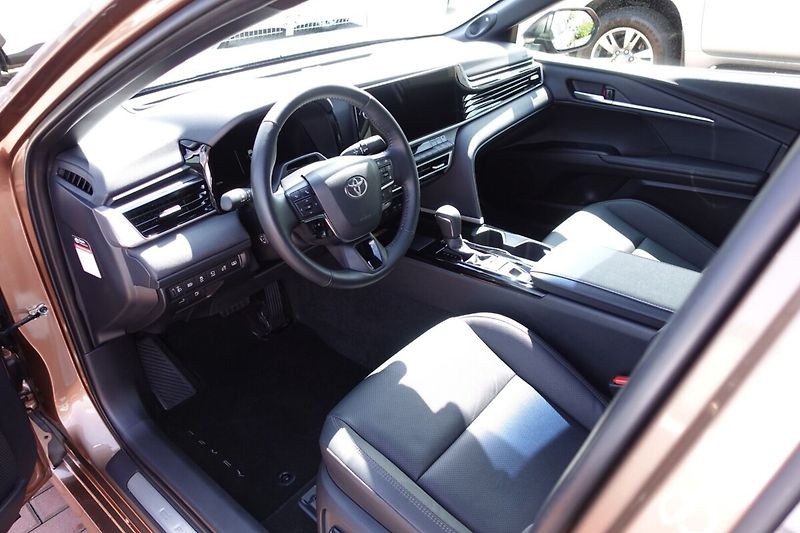 Toyota Camry 2,5 HEV Executive - fotka 12 z 35