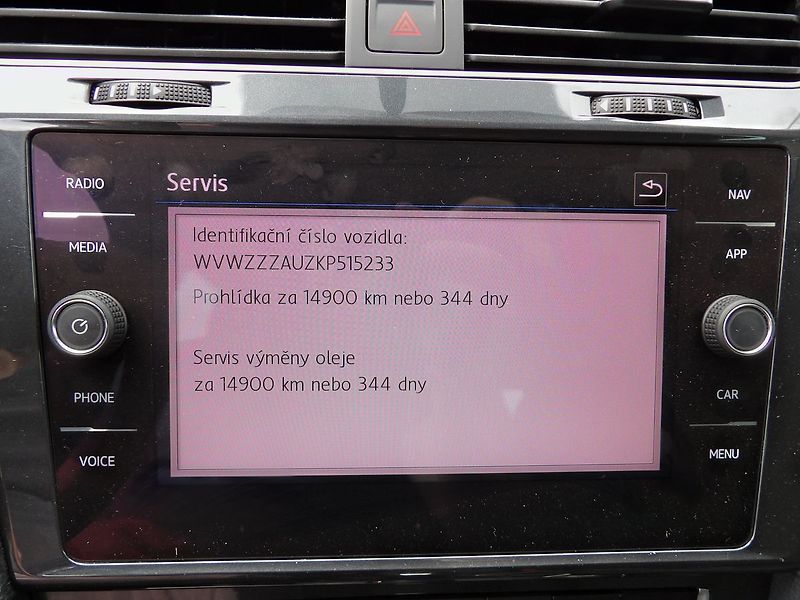 Volkswagen Golf 1.6TDI 85kW DSG Navi PDC - fotka 10 z 29