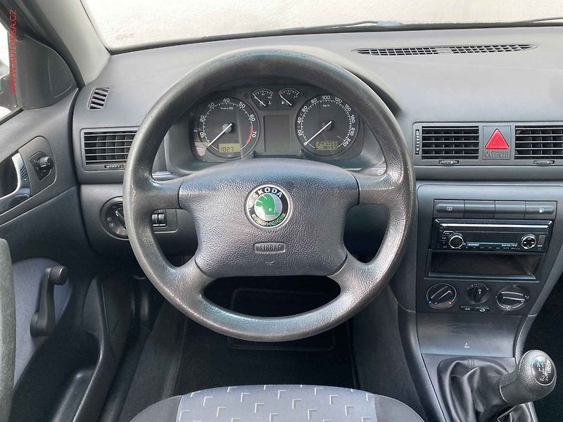 Škoda Octavia (2002) 1.6i, ČR, AC, TZ - fotka 11 z 12
