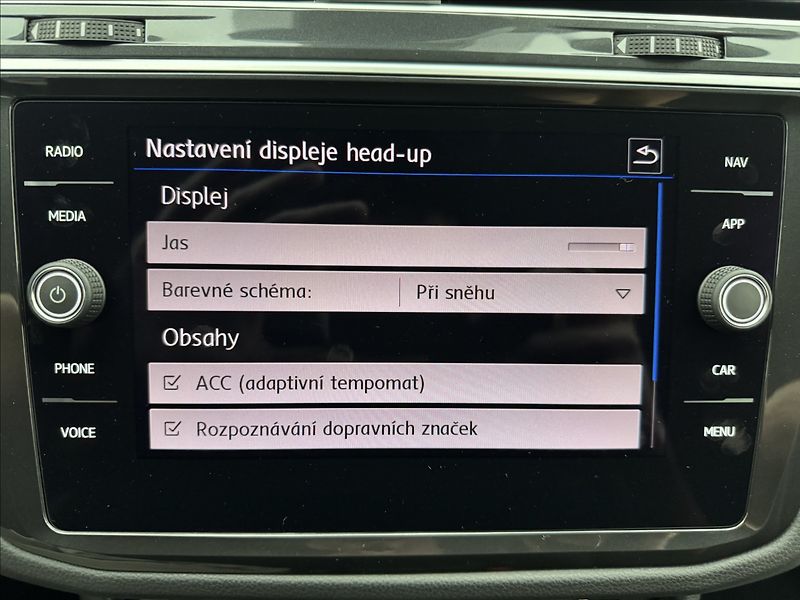 Volkswagen Tiguan 1,5 TSi DSG HUD KAMERA TAŽNÉ - fotka 24 z 50