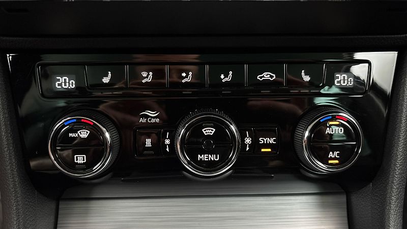 Škoda Superb 2.0 TDI Ambition Combi - fotka 13 z 29