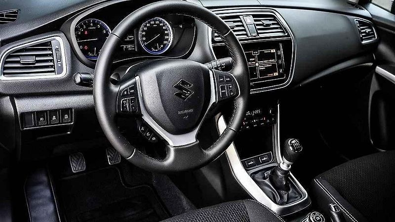 Suzuki S-Cross.