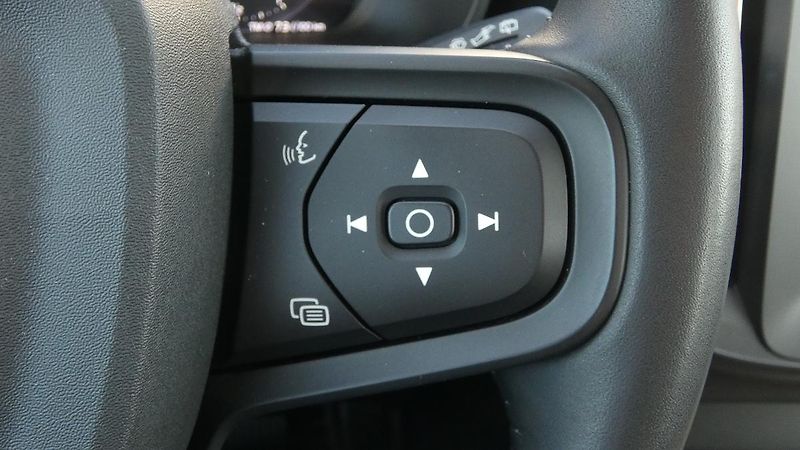Volvo XC40 T2 FWD Momentum Core - fotka 12 z 21