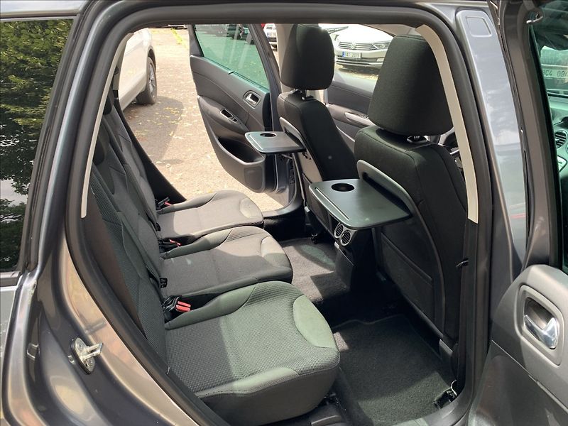 Peugeot 308 1,6 HDI  SW 7.MÍST - fotka 16 z 18