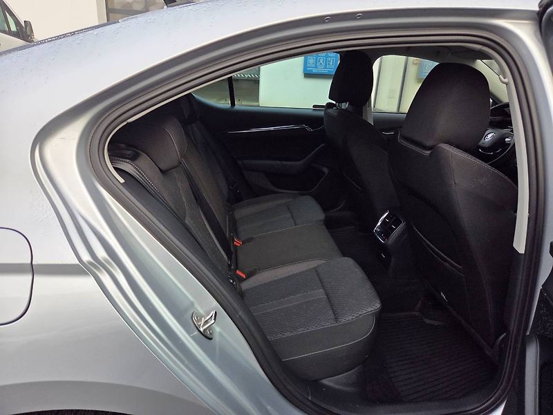 Škoda Octavia 2.0 TDI 4x4 110kW DSG STYLE - fotka 39 z 44