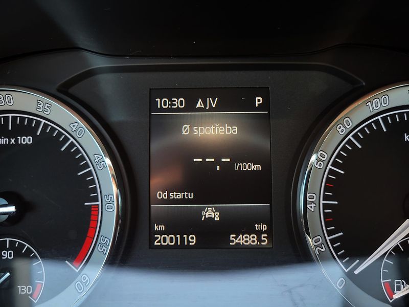 Škoda Karoq 2.0 TDi 110kW DSG 4x4 STYLE - fotka 11 z 48