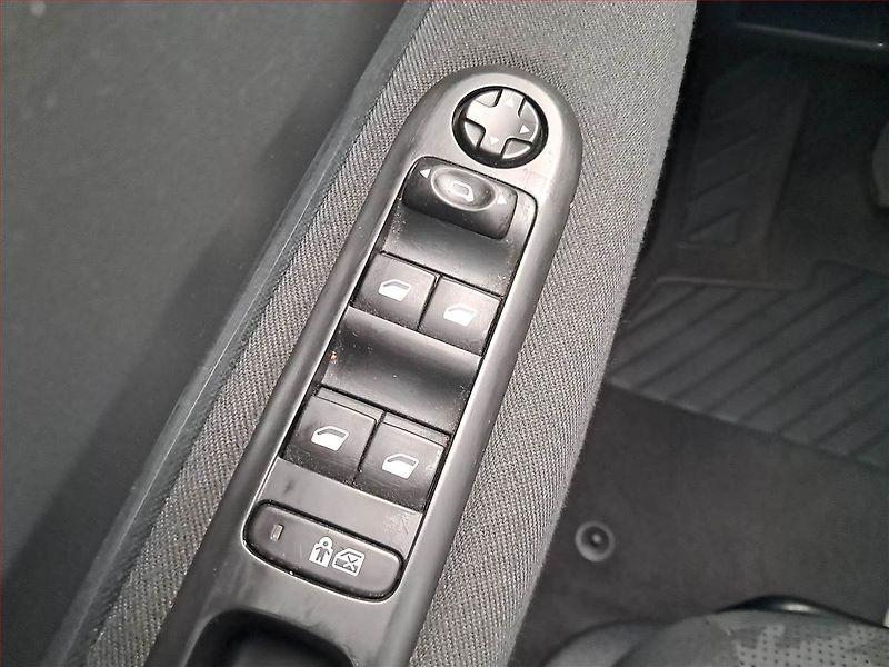 Peugeot 3008 (2012) 2.0 HDi, Navi, Tempomat - fotka 16 z 16
