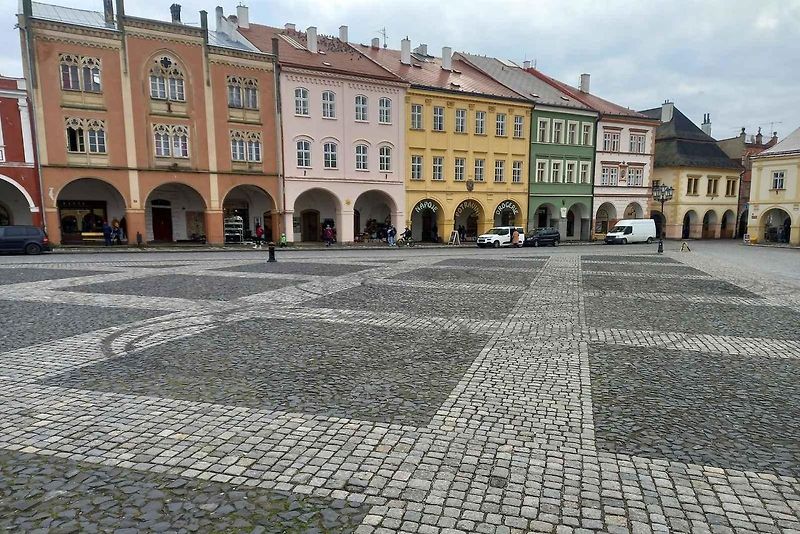 Následky nočního driftování na Valdštejnově náměstí v Jičíně.