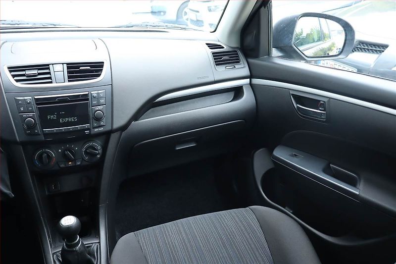 Suzuki Swift (2015) 1.2, Tempomat, Park. senzory - fotka 8 z 17
