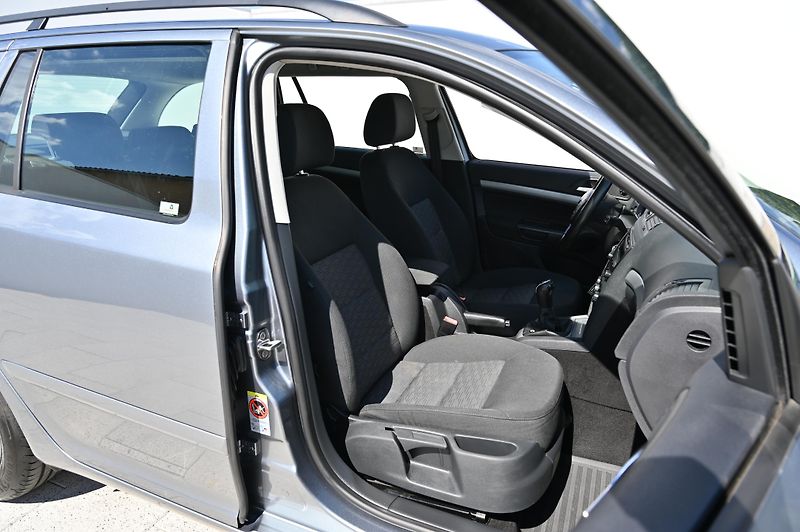 Škoda Octavia 2.0TDI 103KW 9/2012 Rezervace - fotka 26 z 43
