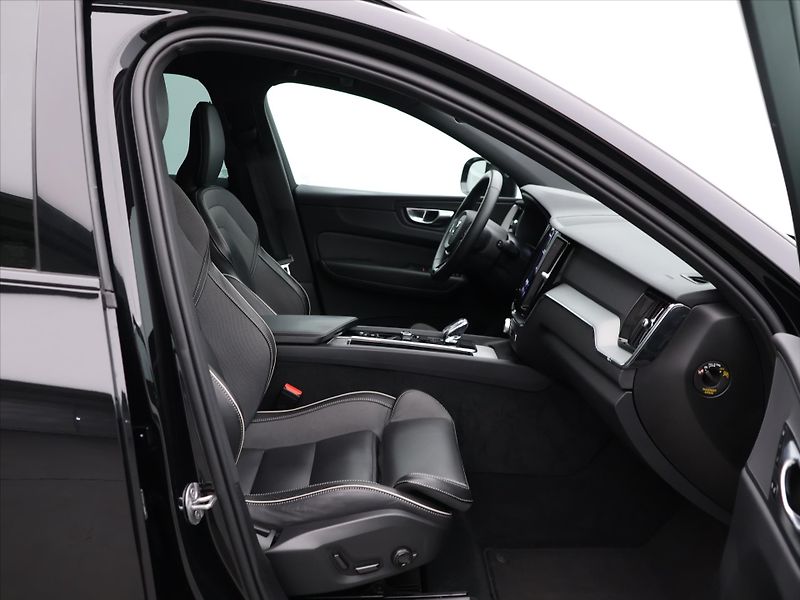 Volvo XC60 2,0 B5 AWD Plus Black Ed. AT - fotka 11 z 31